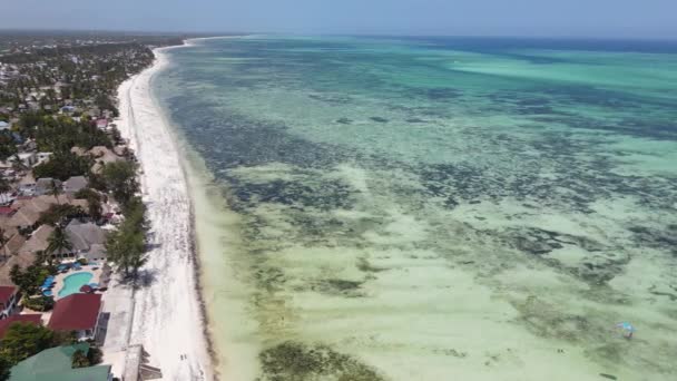 Uitzicht vanaf een hoogte van de Indische Oceaan nabij de kust van Zanzibar, Tanzania — Stockvideo