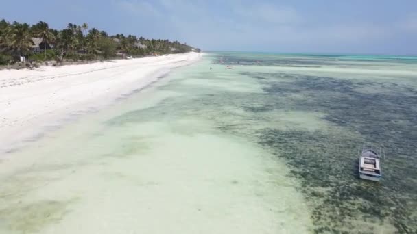 Uitzicht vanaf een hoogte van de Indische Oceaan nabij de kust van Zanzibar, Tanzania — Stockvideo