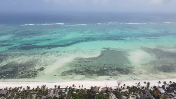 Vista desde una altura del Océano Índico cerca de la costa de Zanzíbar, Tanzania — Vídeo de stock