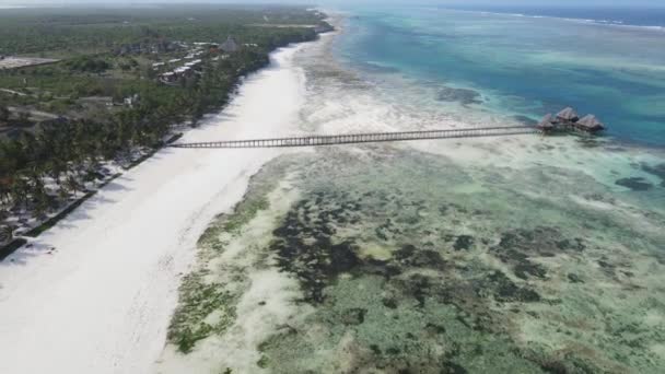 Utsikt från en höjd av Indiska oceanen nära kusten i Zanzibar, Tanzania — Stockvideo