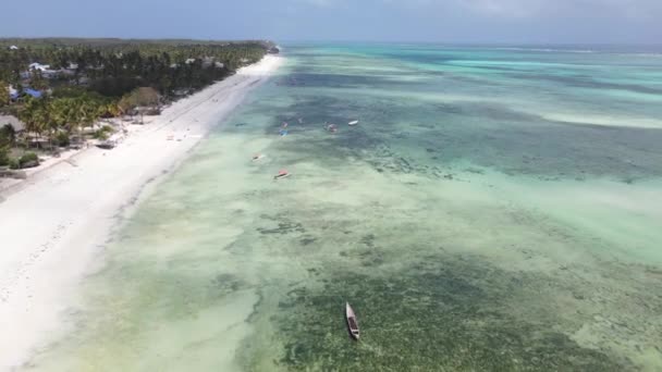 Vista da un'altezza dell'Oceano Indiano vicino alla costa di Zanzibar, Tanzania — Video Stock