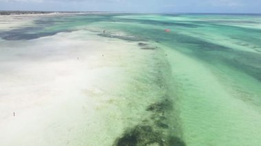 Tanzanya 'nın Zanzibar kıyısının yakınındaki Hint Okyanusu' nun yüksekliğinden görüntüyü al.