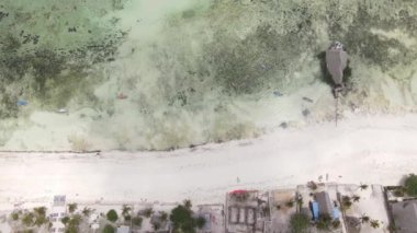 Tanzanya 'nın Zanzibar kıyısının yakınındaki Hint Okyanusu' nun yüksekliğinden görüntüyü al.