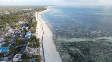 Tanzanya 'nın Zanzibar kıyısının yakınındaki Hint Okyanusu' nun yüksekliğinden görüntüyü al.