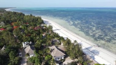 Tanzanya 'nın Zanzibar kıyısının yakınındaki Hint Okyanusu' nun yüksekliğinden görüntüyü al.