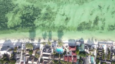 Tanzanya 'nın Zanzibar kıyısının yakınındaki Hint Okyanusu' nun yüksekliğinden görüntüyü al.