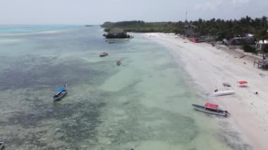 Tanzanya 'nın Zanzibar sahilinde, okyanusta ayaklık üzerinde ev