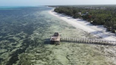 Tanzanya 'nın Zanzibar sahilinde, okyanusta ayaklık üzerinde ev