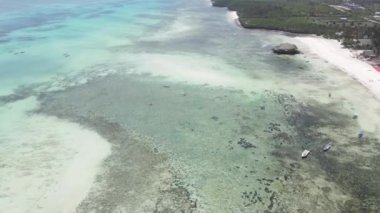 Tanzanya 'nın Zanzibar sahilinde, okyanusta ayaklık üzerinde ev