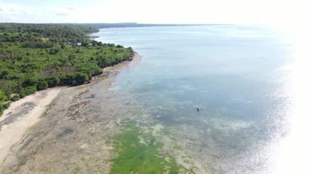 Widok z wysokości Oceanu Indyjskiego w pobliżu wybrzeża Zanzibaru, Tanzania — Wideo stockowe