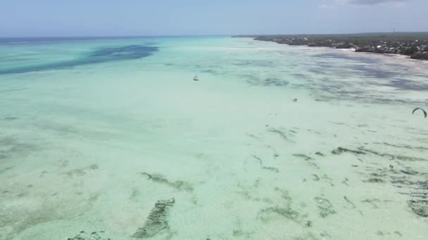 Vista da un'altezza dell'Oceano Indiano vicino alla costa di Zanzibar, Tanzania — Video Stock