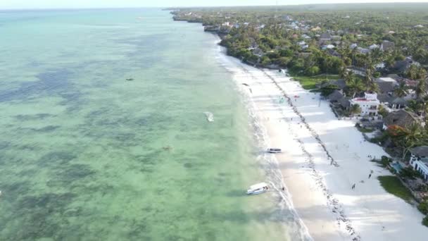 Vista da un'altezza dell'Oceano Indiano vicino alla costa di Zanzibar, Tanzania — Video Stock