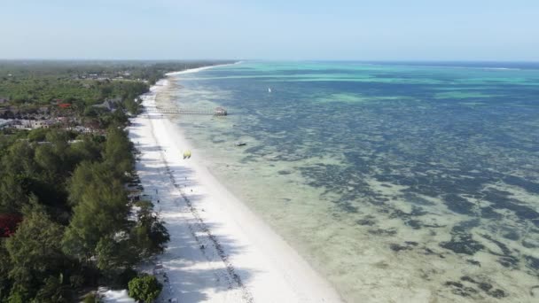 Utsikt från en höjd av Indiska oceanen nära kusten i Zanzibar, Tanzania — Stockvideo