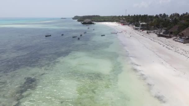 Vista desde una altura del Océano Índico cerca de la costa de Zanzíbar, Tanzania — Vídeo de stock