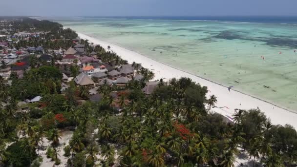 Utsikt från en höjd av Indiska oceanen nära kusten i Zanzibar, Tanzania — Stockvideo