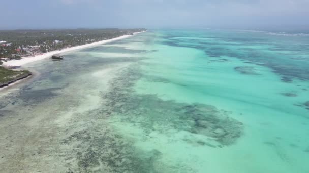Vue d'une hauteur de l'océan Indien près de la côte de Zanzibar, Tanzanie — Video