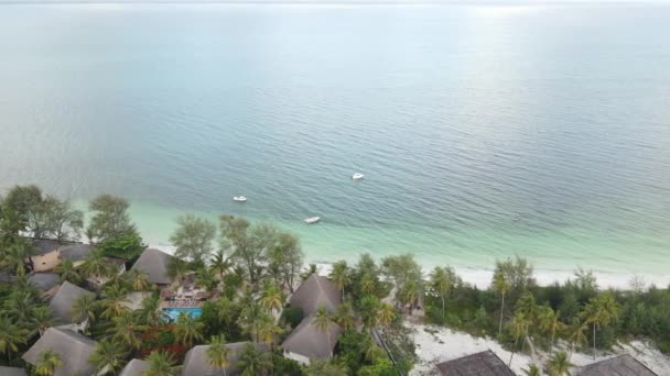 Vackert landskap i Indiska oceanen nära stranden av Zanzibar, Tanzania — Stockvideo