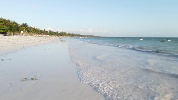 Bellissimo paesaggio dell'Oceano Indiano vicino alla riva di Zanzibar, Tanzania — Video Stock