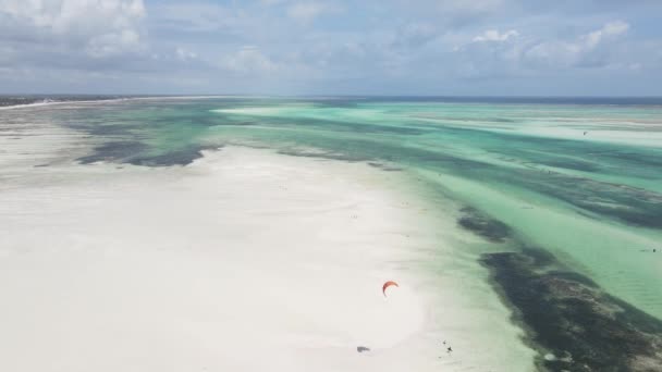 Hermoso paisaje del Océano Índico cerca de la orilla de Zanzíbar, Tanzania — Vídeos de Stock