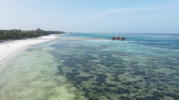 Casa sobre pilotes en el océano en la costa de Zanzíbar, Tanzania — Vídeo de stock