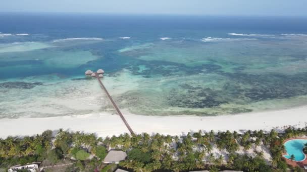 Dům na chůdách v oceánu na pobřeží Zanzibaru, Tanzanie — Stock video