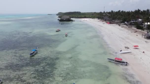 Dům na chůdách v oceánu na pobřeží Zanzibaru, Tanzanie — Stock video