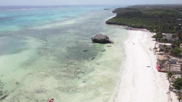 Casa sobre palafitas no oceano na costa de Zanzibar, Tanzânia — Vídeo de Stock