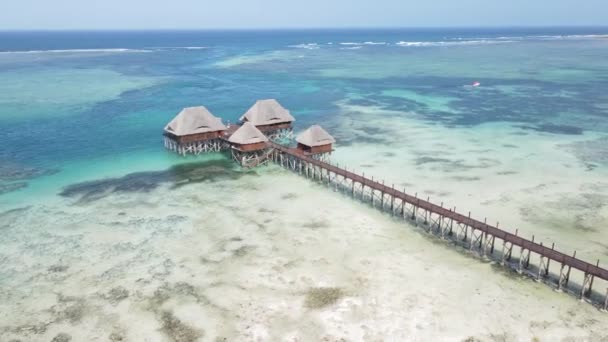 Dom na palach w oceanie na wybrzeżu Zanzibaru, Tanzania — Wideo stockowe