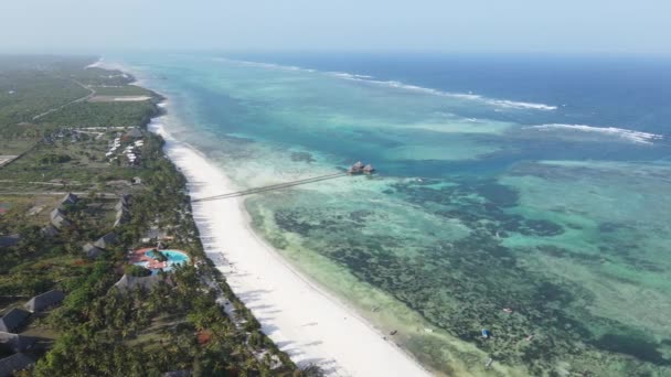 Maison sur pilotis dans l'océan sur la côte de Zanzibar, Tanzanie — Video