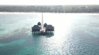 Tanzanya 'nın Zanzibar sahilinde, okyanusta ayaklık üzerinde ev