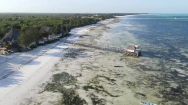 Tanzanya 'nın Zanzibar sahilinde, okyanusta ayaklık üzerinde ev
