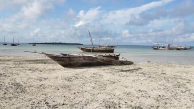 Tanzanya 'nın Zanzibar kıyısındaki okyanusta alçak gelgit manzarası