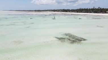 Tanzanya 'nın Zanzibar kıyısındaki okyanusta alçak gelgit manzarası