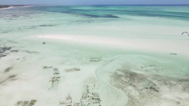 Tanzanya 'nın Zanzibar kıyısındaki okyanusta alçak gelgit manzarası