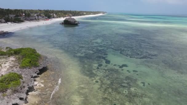 Tanzanya 'nın Zanzibar sahilinde, okyanusta ayaklık üzerinde ev — Stok video