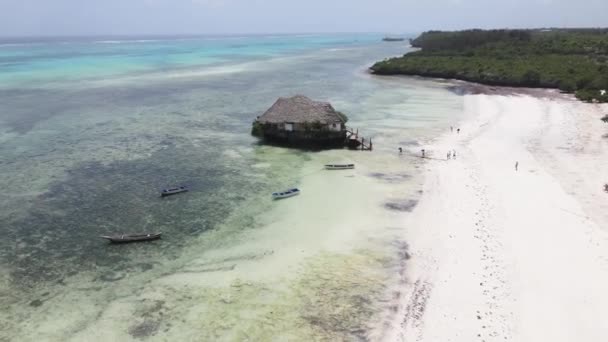 Dům na chůdách v oceánu na pobřeží Zanzibaru, Tanzanie — Stock video