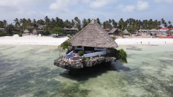 Casa sobre palafitas no oceano na costa de Zanzibar, Tanzânia — Vídeo de Stock