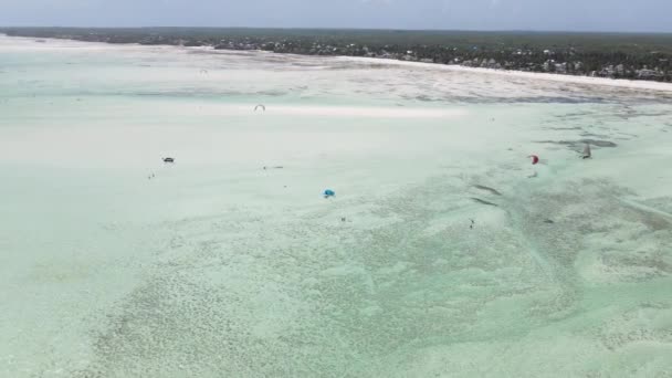 Vista aérea de la marea baja en el océano cerca de la costa de Zanzíbar, Tanzania — Vídeo de stock