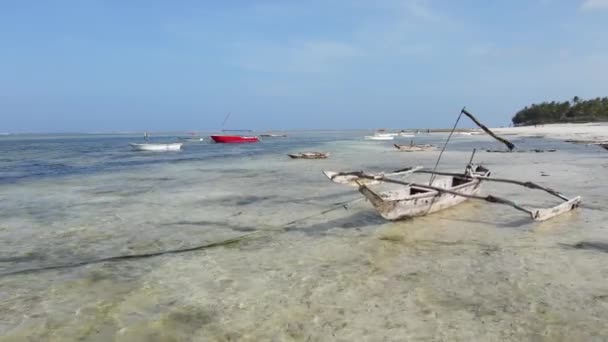 Veduta aerea della bassa marea nell'oceano vicino alla costa di Zanzibar, Tanzania — Video Stock