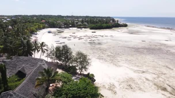 Vista aérea de la marea baja en el océano cerca de la costa de Zanzíbar, Tanzania — Vídeo de stock