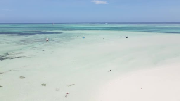 Zanzibar, Tanzania - bassa marea nell'oceano vicino alla riva — Video Stock