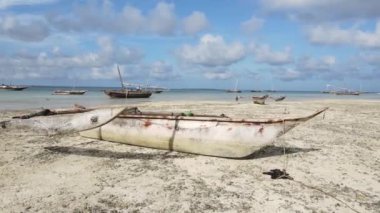 Tanzanya 'daki Zanzibar adasının kıyısında okyanusta gelgit var.