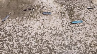 Tanzanya 'daki Zanzibar adasının kıyısında okyanusta gelgit var.