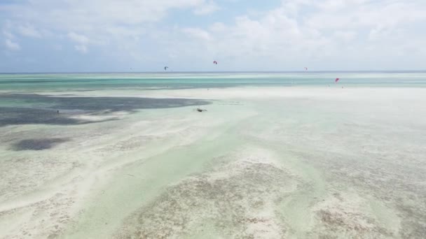 Zanzibár, Tanzánia - apály az óceánban a part közelében — Stock videók