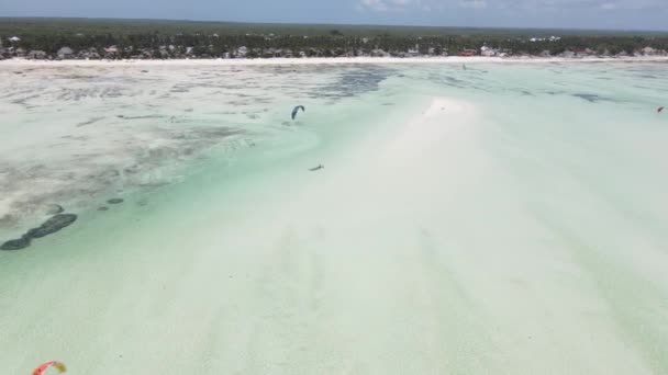 Zanzibar, Tanzania - bassa marea nell'oceano vicino alla riva — Video Stock