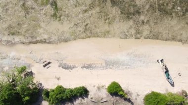 Tanzanya 'daki Zanzibar adasının kıyısında okyanusta gelgit var.