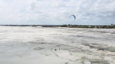 Tanzanya 'daki Zanzibar adasının kıyısında okyanusta gelgit var.