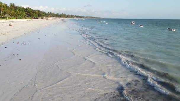Przypływ w oceanie niedaleko wybrzeża wyspy Zanzibar, Tanzania — Wideo stockowe