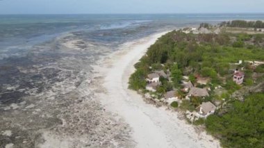 Tanzanya 'daki Zanzibar adasının kıyısında okyanusta gelgit var.