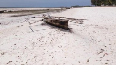 Okyanus, Tanzanya 'nın Zanzibar adası kıyısında gelgit yaşıyor.